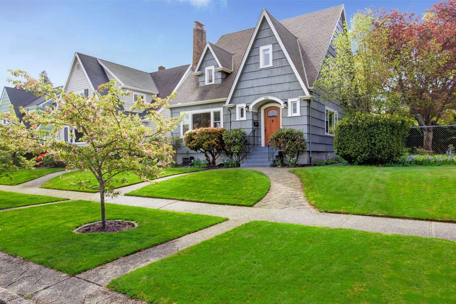 view of a pretty house with a nice yard from the street